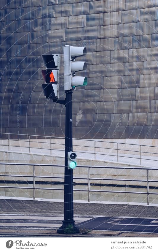 Ampel auf der Straße in der Stadt Symbole & Metaphern Licht Verkehrsgebot Signal Hinweisschild Großstadt Verkehrszeichen Verkehrsschild Zeichen Weg Vorsicht