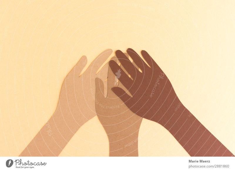 Gemeinsam gegen Rassismus // Drei Hände in verschiedenen Hautfarben aus Papier halten zusammen Team Mensch Hand Zusammensein positiv braun Akzeptanz Vertrauen