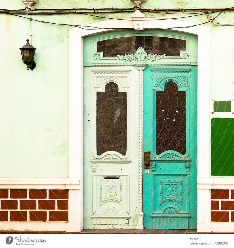 Eingang Stadt Haus Bauwerk Gebäude Architektur Mauer Wand Fassade Tür grün rot Portugal Süden mehrfarbig alt altmodisch streichen Farbanstrich chaotisch