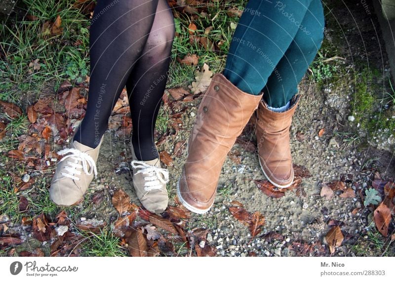 these boots... feminin Jugendliche Beine Fuß 2 Mensch 13-18 Jahre Kind Umwelt Hose Strumpfhose Schuhe Stiefel Freundschaft sitzen Körperhaltung Knie