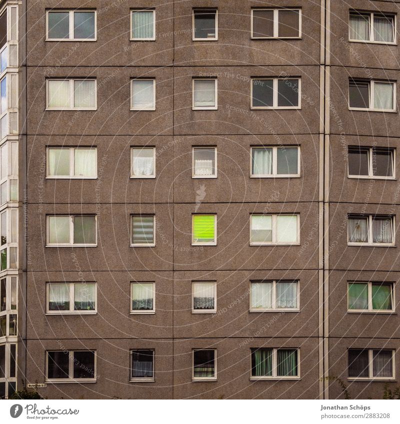 Fassade eines Wohnblocks in Chemnitz Stadt bevölkert überbevölkert Haus Hochhaus Bauwerk Gebäude Architektur Fenster Armut ästhetisch hellgrün Kontrast trist