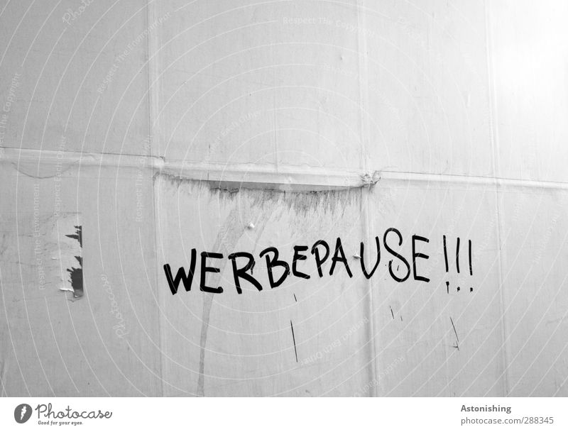 WERBEPAUSE!!! Zeichen Schriftzeichen Schilder & Markierungen Graffiti lustig grau schwarz weiß Freude Werbung Werbebranche Werbepause Pause Plakatwand Papier