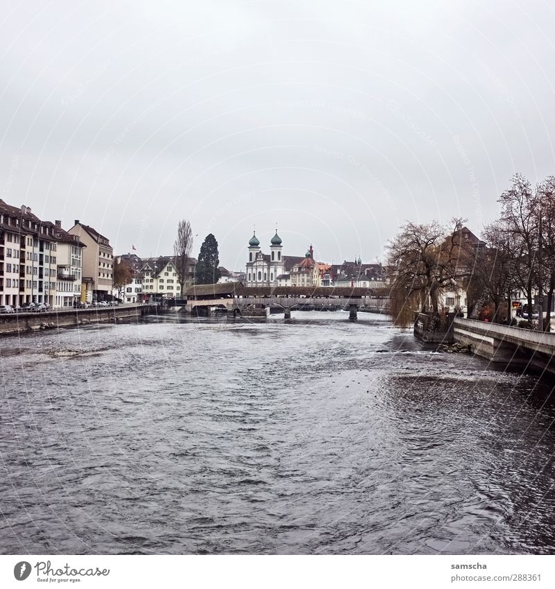Luzern Umwelt Wasser Himmel Wolken Flussufer Stadt Stadtzentrum Altstadt Brücke dunkel historisch nass grau Schweiz Reuss Flußbett Flußwasser fließen Holzbrücke