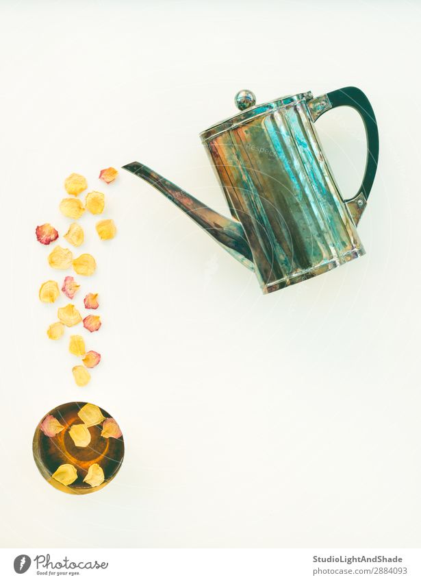 Vintage-Teekanne und Tasse Tee mit Rosenblättern Getränk Blume Metall hell retro gelb grün weiß Farbe Teetrinken Teetasse Becher Wasserkessel Roséwein