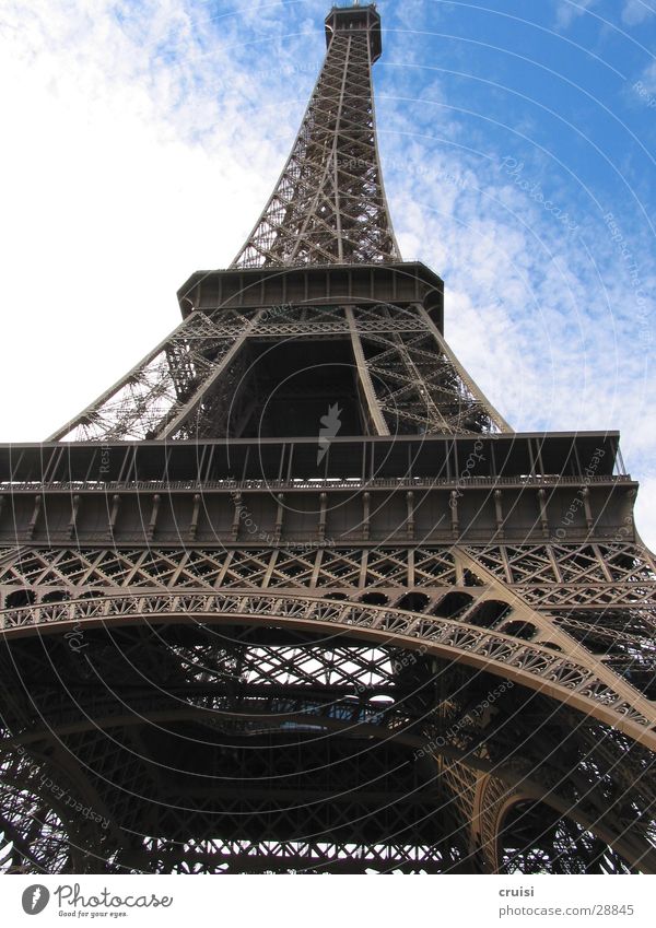 Eiffelturm Tour d'Eiffel Paris Frankreich Weltausstellung Stahl Fahrstuhl Wolken Europa Niveau Himmel Schwindelgefühl Spitze blau