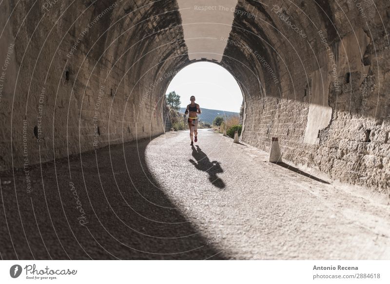 Läufer im Tunnel Lifestyle Glück Sport Mensch Frau Erwachsene 1 Natur Park brünett Fitness Stollen jung Menschen Gesundheit passen Beautyfotografie Athlet