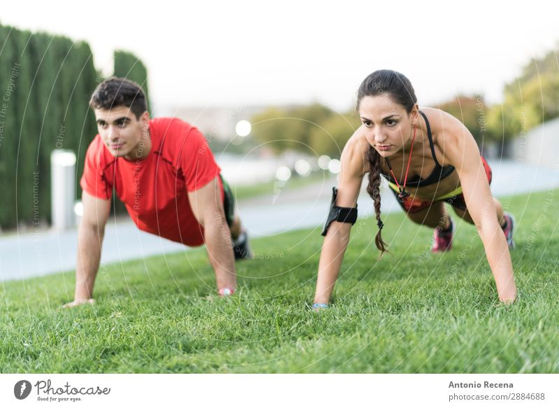 Stadttraining Sport Sportler Mensch Frau Erwachsene Mann Paar 2 18-30 Jahre Jugendliche brünett Fitness stark anstrengen schieben Aufwärtsbewegungen Läufer