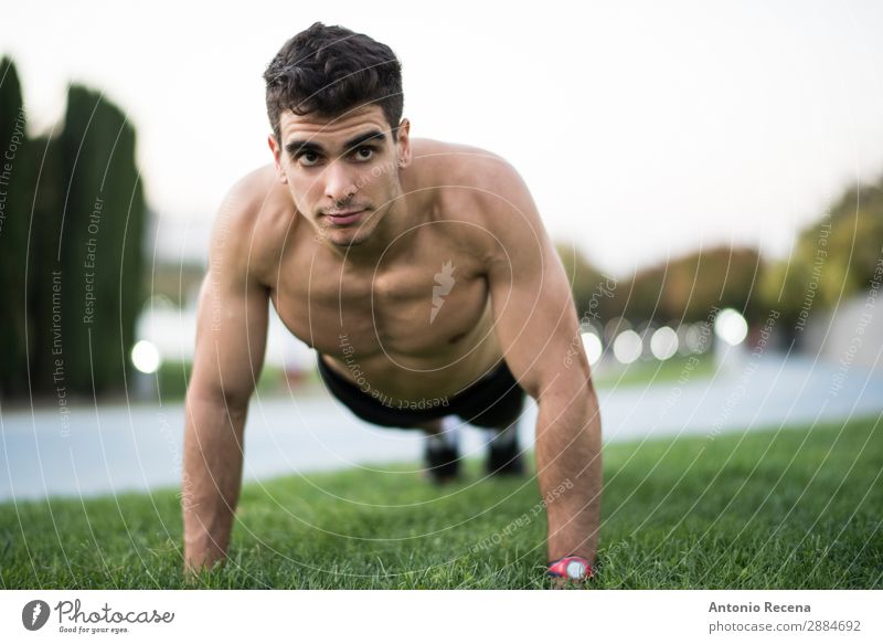 Mann Training Fitness Liegestütze Sport Sportler Mensch Erwachsene brünett stark anstrengen schieben Aufwärtsbewegungen Läufer 20s 25-29 Jahre alt Armband BH
