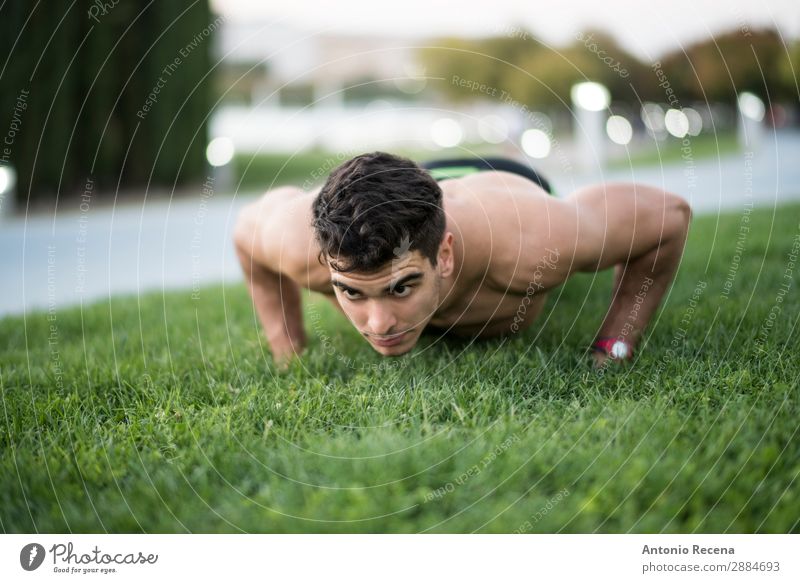 Liegestütze Sport Sportler Mensch Mann Erwachsene brünett Fitness stark anstrengen schieben Aufwärtsbewegungen Läufer Training 20s 25-29 Jahre alt