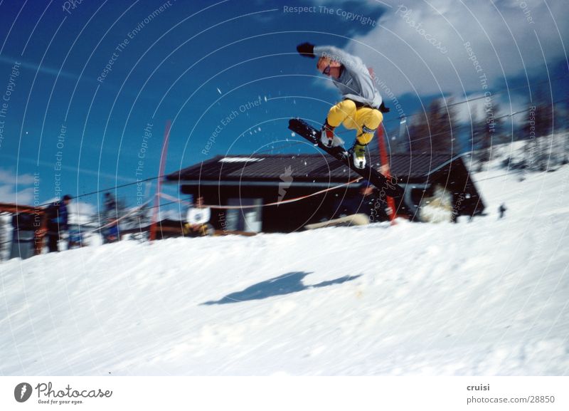 Selfmade Air springen Winter Snowboard Ferien & Urlaub & Reisen Winterurlaub Sport Schnee Raceboard Freude Skipiste Berghütte Bewegungsunschärfe gelb