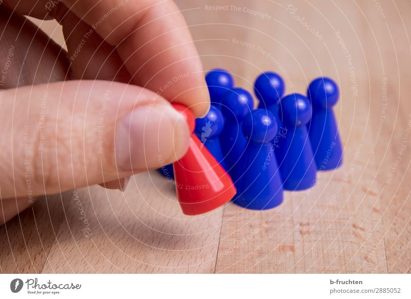 Spielfiguren Freizeit & Hobby Spielen Erfolg Wirtschaft Business Karriere Sitzung Team Menschengruppe Spielzeug Zeichen wählen berühren festhalten blau rot
