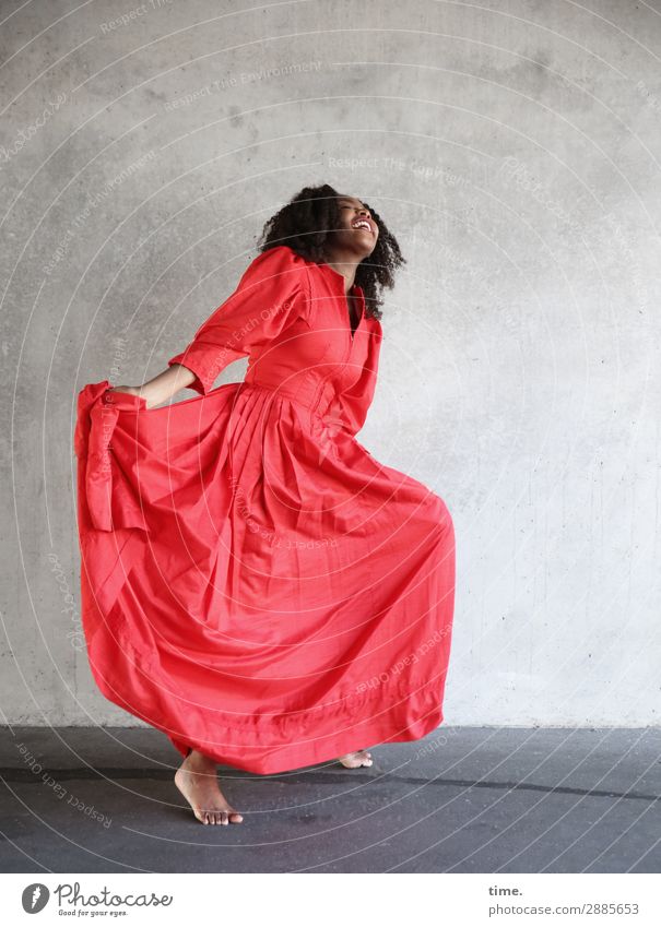 tanzende Frau in einem roten Kleid feminin Erwachsene 1 Mensch Mauer Wand Barfuß brünett langhaarig Locken Erholung festhalten lachen Tanzen Fröhlichkeit schön