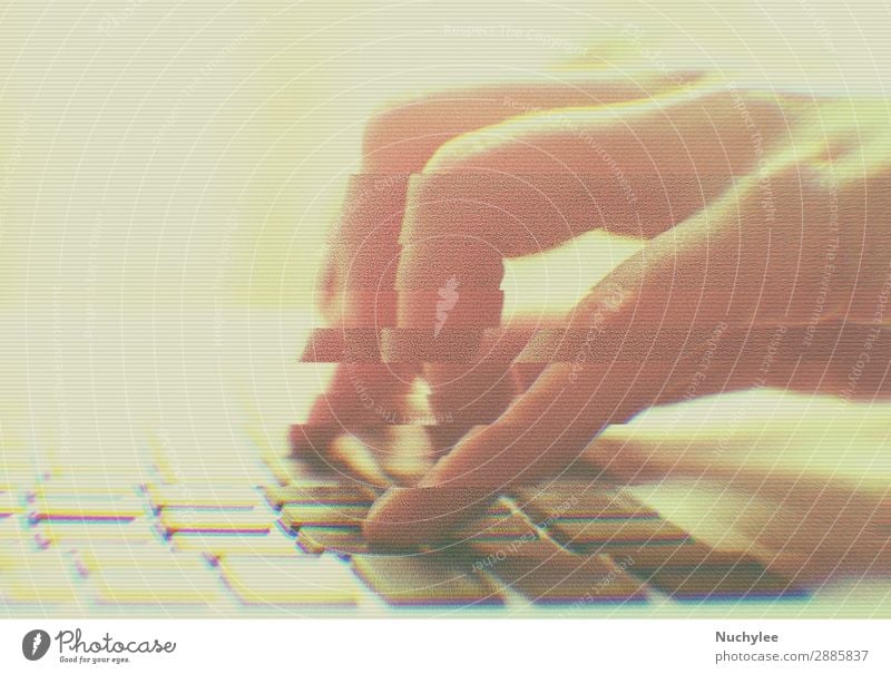 Hände tippen am Computer mit Glitch-Effekt Spielen Arbeit & Erwerbstätigkeit Büro Business Notebook Technik & Technologie Internet Frau Erwachsene Hand berühren