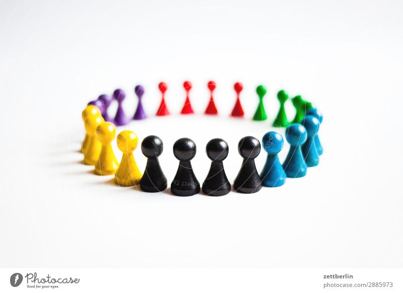 Farbige Spielfiguren Anordnung mehrfarbig Vielfältig Farbe Figur Strukturen & Formen Formation mehrere Konflikt & Streit Kreis Sportmannschaft Menschenleer