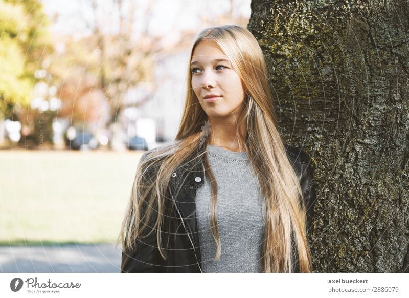 verträumte junge Frau lehnt an Baum Lifestyle Freizeit & Hobby Mensch feminin Junge Frau Jugendliche Erwachsene 1 13-18 Jahre 18-30 Jahre Park blond langhaarig