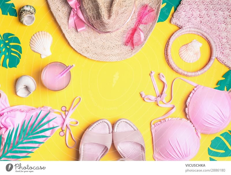 Sommer Hintergrund mit rosa Strand Accessoires Longdrink Cocktail Design Ferien & Urlaub & Reisen feminin Mode Bekleidung Bikini Sonnenbrille Schuhe Flipflops