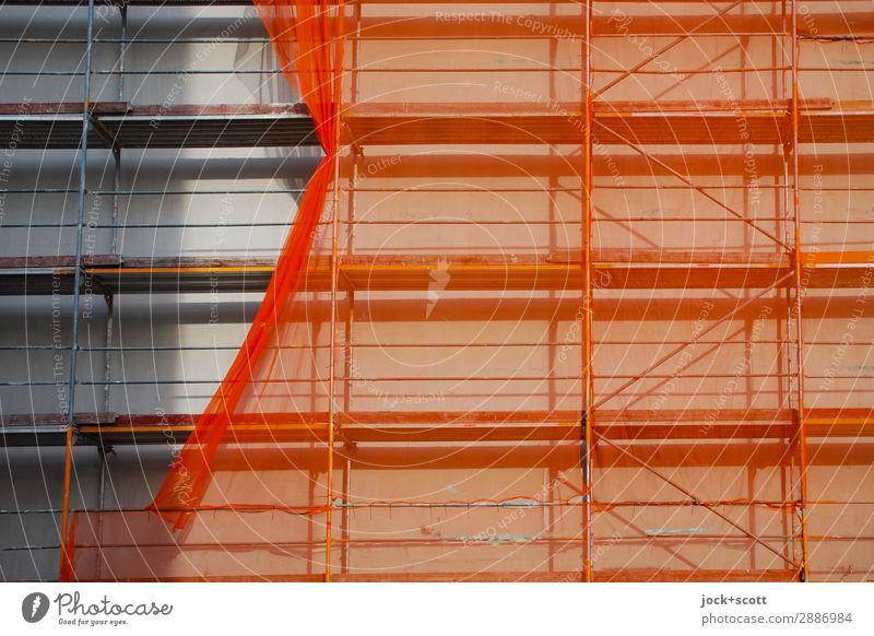 aufgeschobenes Netz am Baugerüst Baustelle Fassade Abdeckung authentisch orange Schutz Wandel & Veränderung verschoben Modernisierung Strukturen & Formen