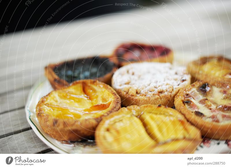 Süss Lebensmittel Kuchen Ernährung Kaffeetrinken Teller Häusliches Leben Tisch stehen ästhetisch authentisch gelb grau Zufriedenheit Lebensfreude Französisch