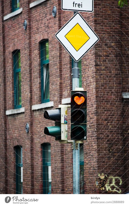 Freie Liebe hat Vorfahrt Stadt Haus Fassade Verkehr Straßenverkehr Ampel Verkehrszeichen Verkehrsschild Zeichen Herz leuchten authentisch außergewöhnlich frei