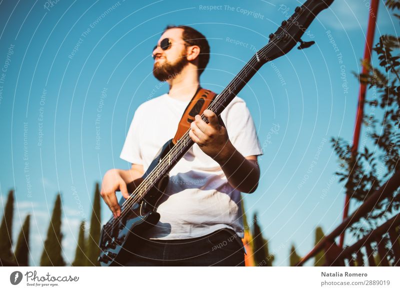 Outdoor-Fotosession mit einem Bassisten und seinen Instrumenten Spielen Entertainment Musik Mensch Mann Erwachsene Konzert Band Musiker Gitarre Natur Felsen