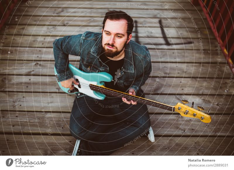 Outdoor-Fotosession mit einem Bassisten und seinen Instrumenten Spielen Entertainment Musik Mensch Mann Erwachsene Konzert Band Musiker Gitarre Natur Felsen
