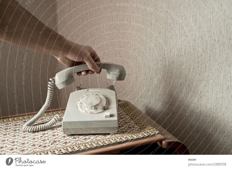 Da geht wieder keiner ran | verflixt und zugenäht Häusliches Leben Wohnung Tapete Telekommunikation Telefon Arme Hand festhalten Kommunizieren Telefongespräch
