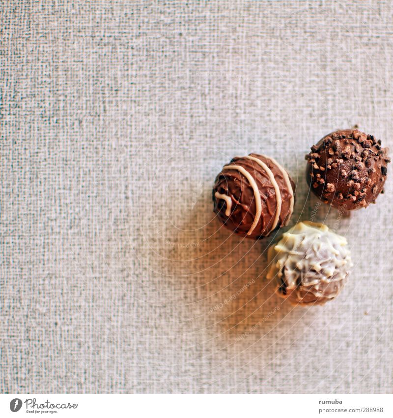 Pralinés Dessert Süßwaren Schokolade Essen genießen süß trösten Selbstbeherrschung rund 3 Schneidebrett Dekoration & Verzierung lecker Kalorie Konfekt Farbfoto