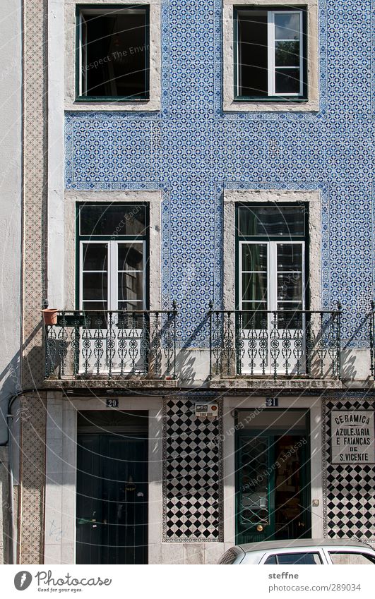 Kreuz Lissabon Portugal Hauptstadt Altstadt Haus Traumhaus Mauer Wand Fassade Fenster ästhetisch Fliesen u. Kacheln maiolika Leben Alltagsfotografie Straße blau