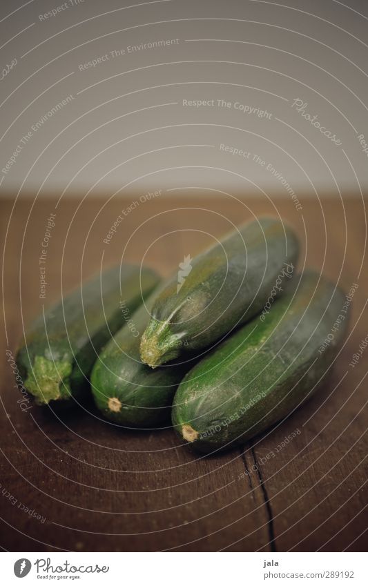 zucchini Lebensmittel Gemüse Zucchini Bioprodukte Vegetarische Ernährung ästhetisch frisch Gesundheit lecker braun grün Holztisch Farbfoto Innenaufnahme