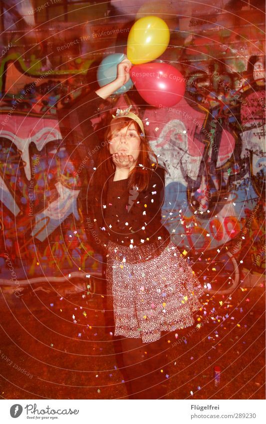 Noch 13 Tage bis 2013 Junge Frau Jugendliche Mensch 18-30 Jahre Erwachsene Tanzen Konfetti Luftballon Party Krone Geburtstag Feste & Feiern Graffiti