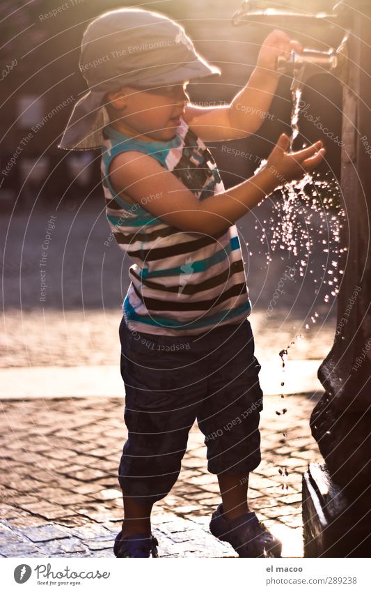 thirst for adventure Kind Kleinkind Junge Kindheit 1 Mensch 1-3 Jahre Wasser Wassertropfen Sonnenaufgang Sonnenuntergang Schönes Wetter Wärme Dorf Hafenstadt
