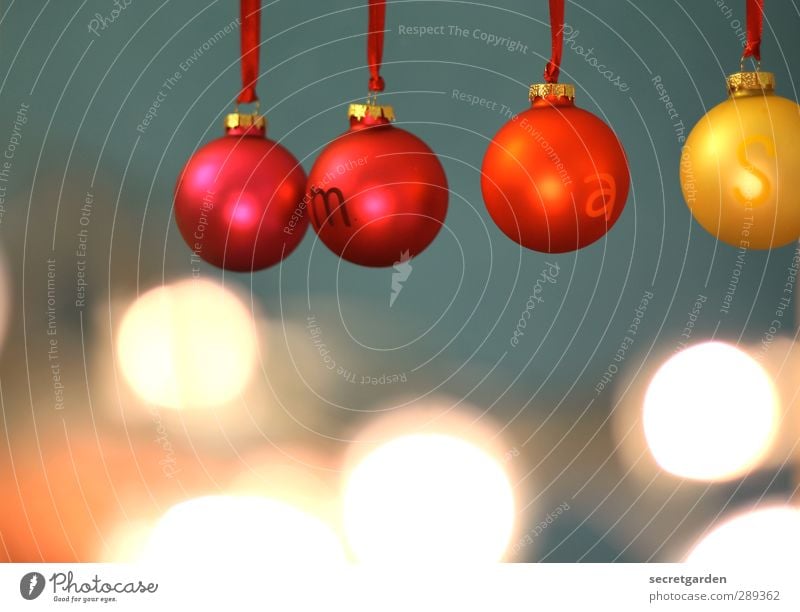 rumkugeln. Wohnung Feste & Feiern Weihnachten & Advent Dekoration & Verzierung Kitsch Krimskrams Kugel glänzend hängen leuchten rund blau gelb rot Vorfreude