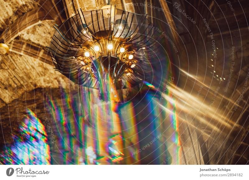 Decke einer Kirche verwischt mit Prisma Dom Palast Burg oder Schloss Bauwerk Gebäude Religion & Glaube Christentum Deckenlampe Gott Hintergrundbild