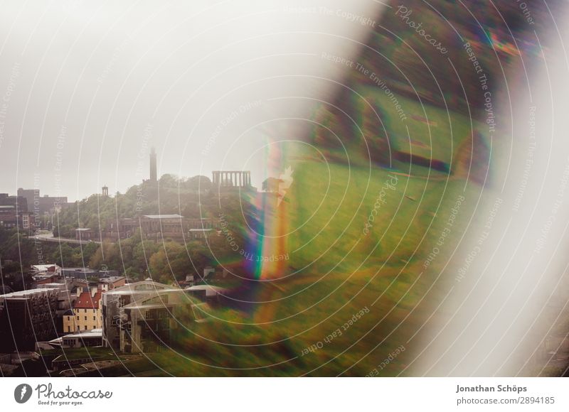 Blick auf Calton Hill in Edinburgh mit Prisma Ferien & Urlaub & Reisen Tourismus Freiheit wandern schlechtes Wetter Stadt Hauptstadt Skyline Turm