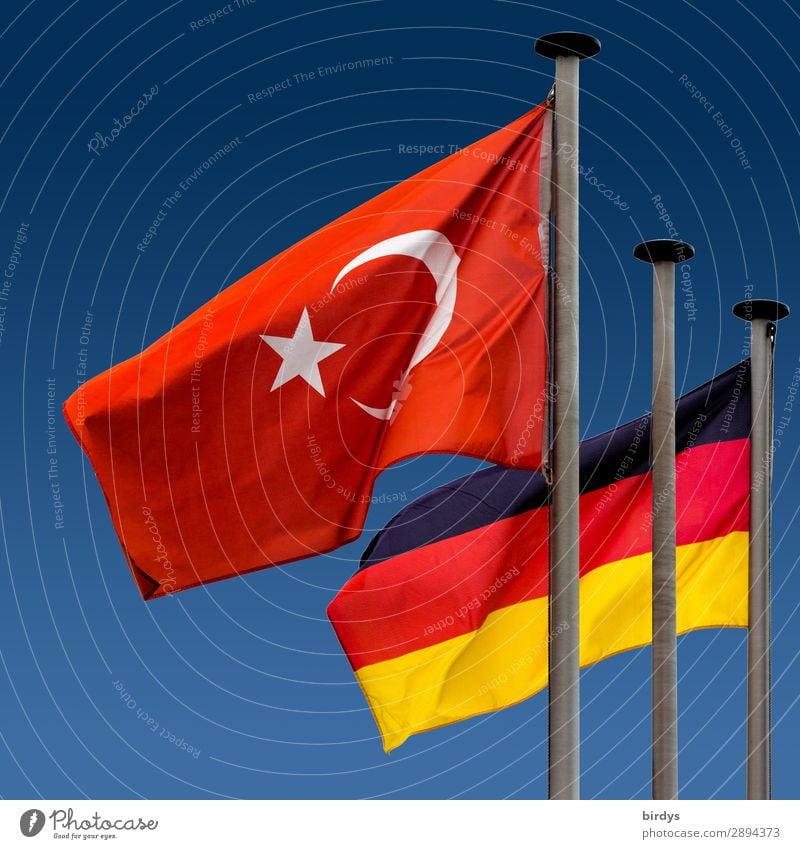 Deutschlandfahne und Türkeifahne wehen nebeneinander im Wind Deutschlandflagge Türkeiflagge Gesellschaft (Soziologie) Politik & Staat Türkische Flagge