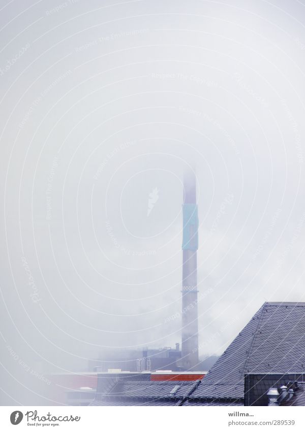 Schornstein im Nebel, mit Druckverband Dächer Stadt Haus Bauwerk Gebäude schlechtes Wetter Nebelwetter schlechte Sicht. trist Textfreiraum Dampf Kohlendioxid