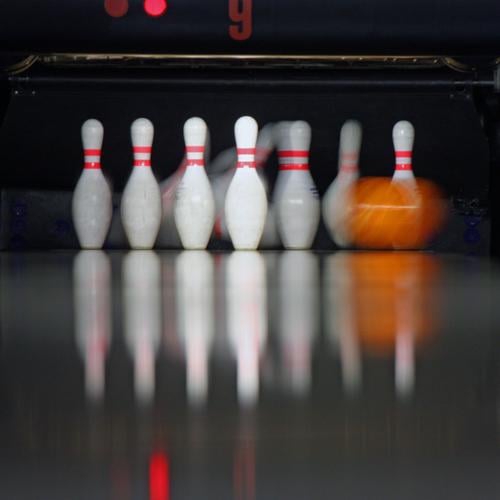 Bowling Freizeit & Hobby Spielen Kegeln Sport Bowlingbahn Bowlingkugel Bewegung Glück Farbfoto Innenaufnahme Textfreiraum unten Bewegungsunschärfe