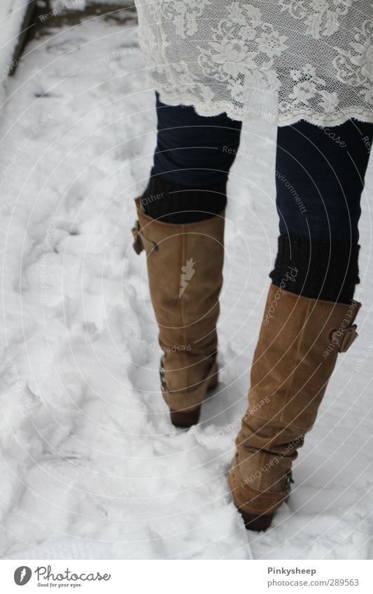 Spuren im Schnee Winter feminin Junge Frau Jugendliche Beine 1 Mensch Natur Schneefall Garten Mode Bekleidung Stiefel gehen elegant dünn verträumt sensibel