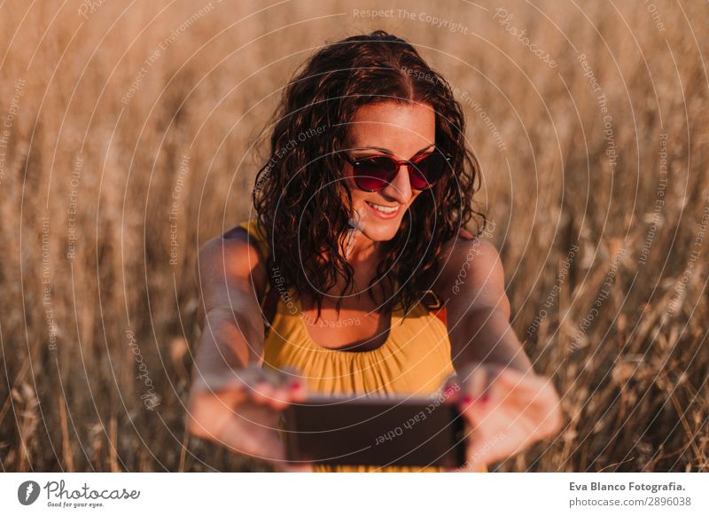 Junge schöne Frau in gelbem Kleid, die einen Selfie nimmt. Lifestyle Glück Körper Ferien & Urlaub & Reisen Sommer Sonne Telefon Technik & Technologie Internet