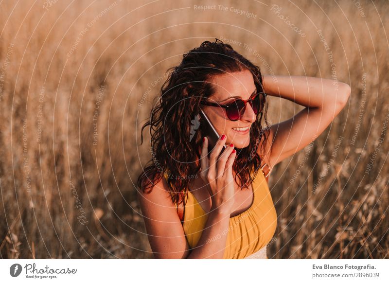 Junge schöne Frau in gelbem Kleid im Gespräch mit dem Handy Lifestyle Glück Körper Ferien & Urlaub & Reisen Sommer Sonne Telefon Technik & Technologie Internet