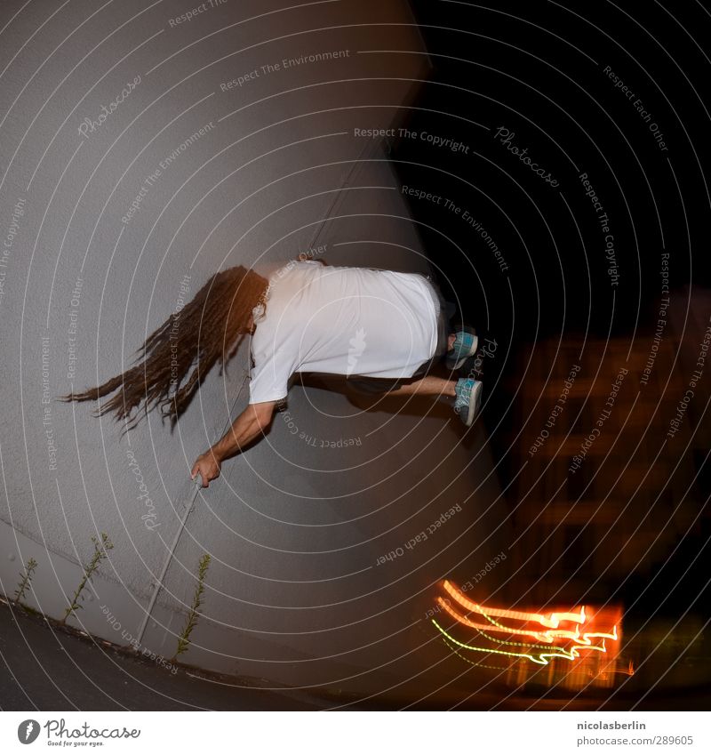 Ach nee, doch nicht | juhu! Freizeit & Hobby Spielen Fitness Sport-Training maskulin Mann Erwachsene 1 Mensch Bewegung festhalten fliegen hängen springen dunkel