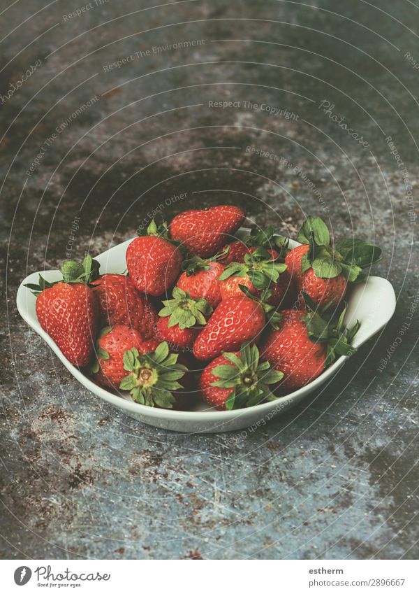 Rote Frische Erdbeeren in einer Schüssel Lebensmittel Frucht Dessert Ernährung Diät Schalen & Schüsseln Lifestyle Sommer Küche Natur Blatt Fressen füttern