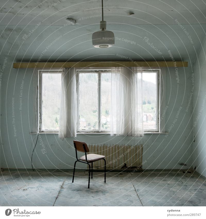 Alone Häusliches Leben Umzug (Wohnungswechsel) Innenarchitektur Lampe Stuhl Raum Haus Fenster ästhetisch Beratung Einsamkeit Ende Endzeitstimmung Gefühle