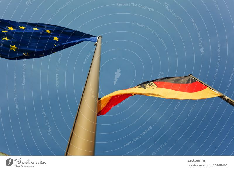 Deutschland/Europa Deutsche Flagge Nationalitäten u. Ethnien Europafahne Fahne Fahnenmast Froschperspektive Himmel Himmel (Jenseits) wehen Wind Mast
