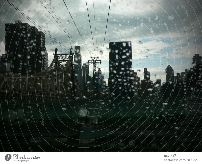 NY Gondel schlechtes Wetter Regen New York City Hauptstadt Skyline Menschenleer Haus Hochhaus Seilbahn Tropfen dunkel blau grau schwarz Einsamkeit