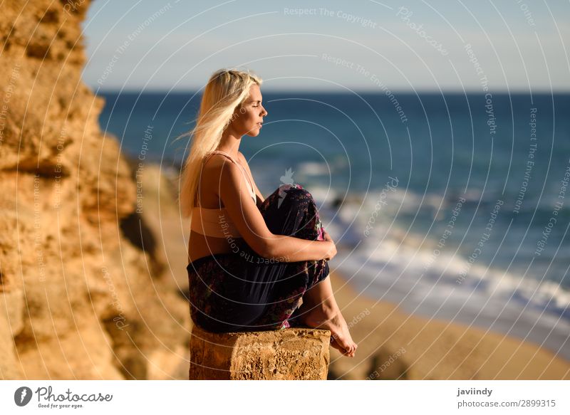 Frau genießt den Sonnenuntergang an einem schönen Strand. Lifestyle Glück Körper Leben Erholung Meditation Freizeit & Hobby Ferien & Urlaub & Reisen Freiheit