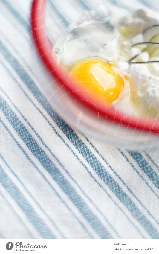 Die BILD berichtet: Weichei wurde brutal zusammengeschlagen! Quark Quarkspeise Ei Eigelb rühren rot Rührbesen Milcherzeugnisse schüssel Joghurt
