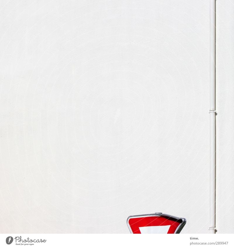 !Trash! | Abknickende Vorfahrt Mauer Wand Fassade Fallrohr Regenrohr Metall Schilder & Markierungen rot weiß reduziert minimalistisch Farbfoto Außenaufnahme