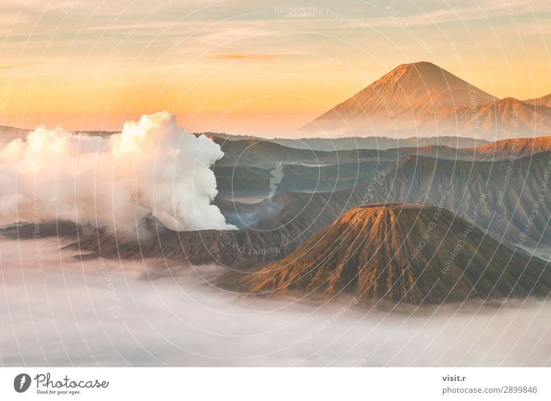 Vulkan Mount Bromo bei Sonnenaufgang, Ost-Java, Indonesien. Ferien & Urlaub & Reisen Tourismus Abenteuer Freiheit Berge u. Gebirge wandern Umwelt Natur