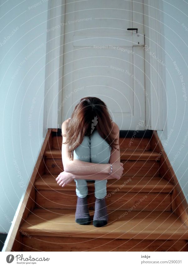 Muss das denn sein? | Kummer Mädchen Kindheit Leben Körper 1 Mensch 8-13 Jahre Treppe Tür hocken sitzen Traurigkeit Gefühle Stimmung Trauer Unlust Schmerz